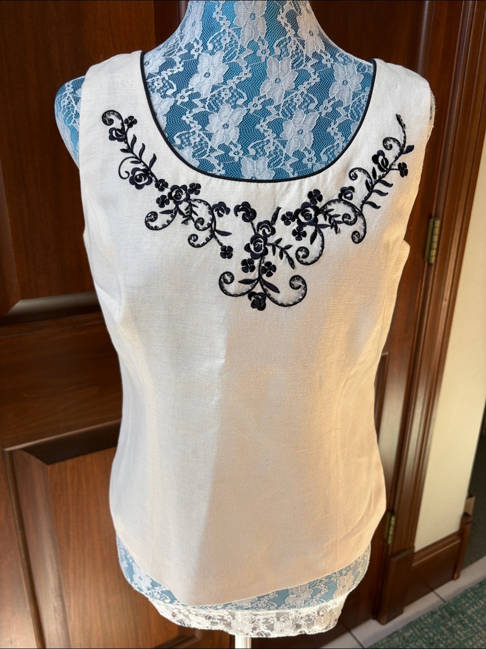 Coldwater Creek linen blend tank top  Cream/navy  Embroidery &beading ScoopNeck